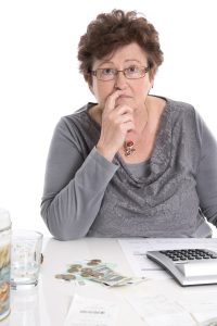 Verzweifelte alte Frau - Geld Konzept fr knappe Rente